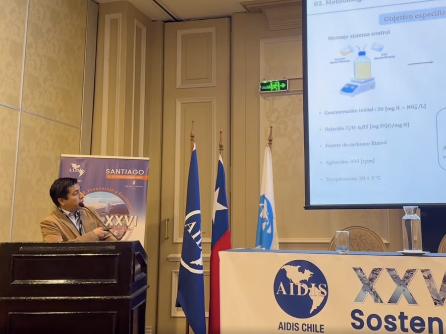 César Huiliñir exponiendo en el XXVI Congreso AIDIS