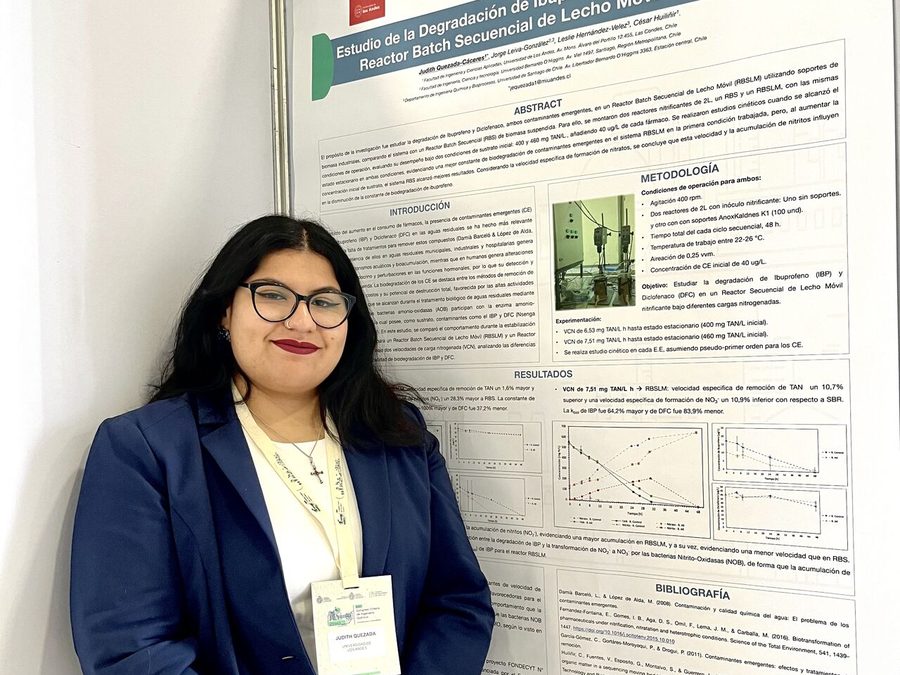 Judith Quezada junto a su póster sobre degradación de fármacos en reactores nitrificantes